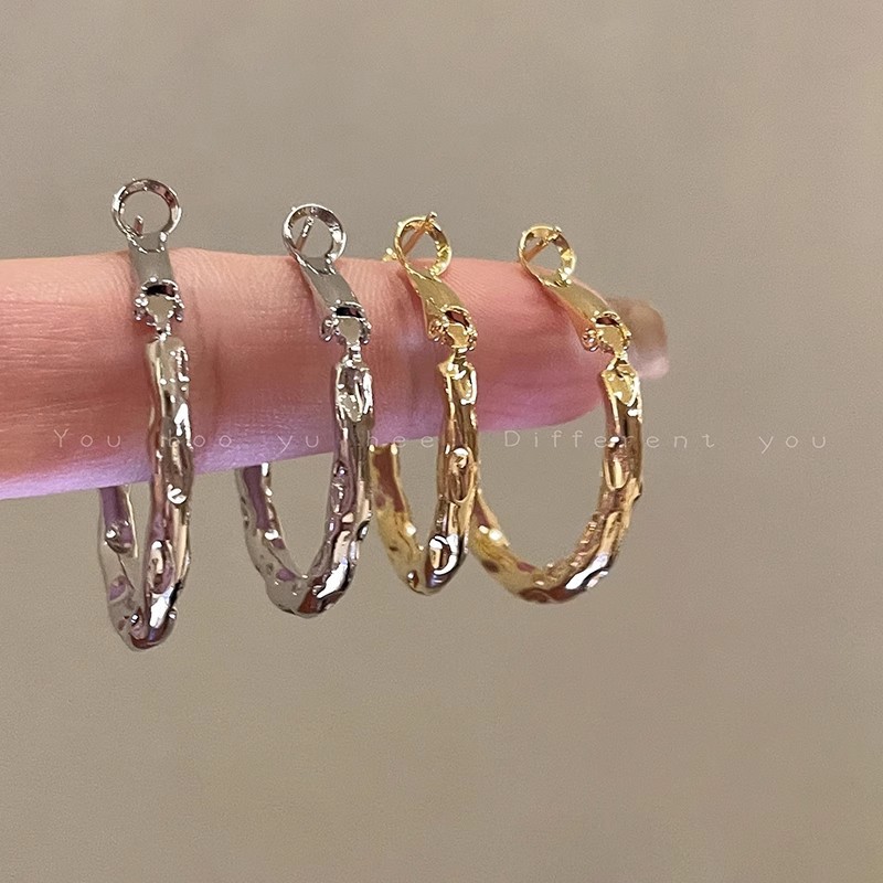 Irregularly textured circle earrings, a new bestseller for women in 2025, plain circle ear loops, high-end ear loops, ear studs and earrings details Picture