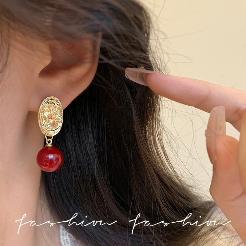 Oval-shaped pleated irregular round stud earrings, retro portrait Ankela light luxury high-end earrings, exquisite earrings details Picture