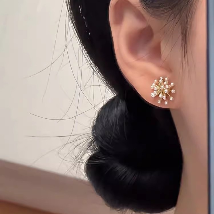 The delicate and exquisite firework pearl stud earrings exude a noble and elegant charm. They are fashionable, versatile, and exude a high-end feel. The trendy earrings are a hit among Internet celebrities Application Scenario