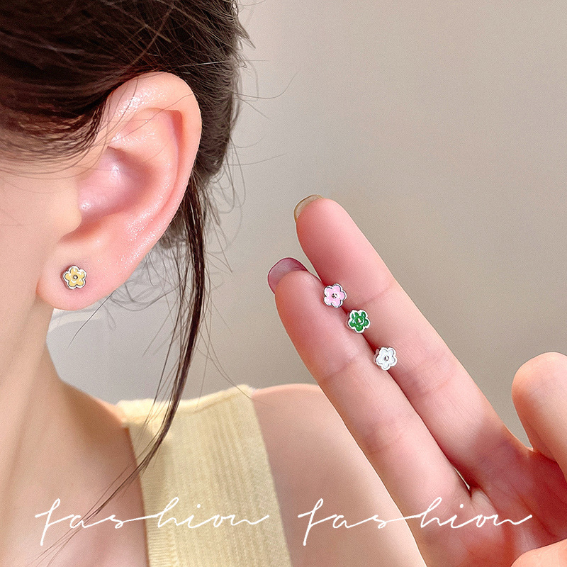 Mini colorful and small flower ear studs, simple and sweet, ear piercing stud earrings, women's ins style, versatile commuting earrings Application Scenario