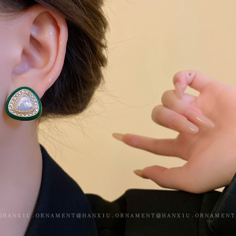 Silver needle diamond-encrusted triangular earrings with a high-end feel, retro pearl geometric stud earrings, and a niche, light luxury style. Wholesale of earrings Specification drawing