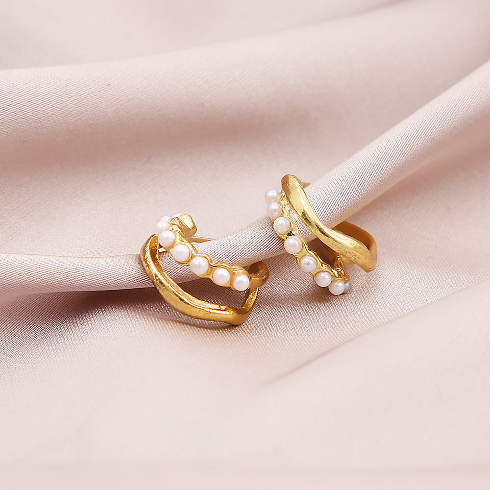 European and American ins creative, individualistic and high-end imitation pearl earrings, retro style, metal twisted wavy stud earrings Application Scenario