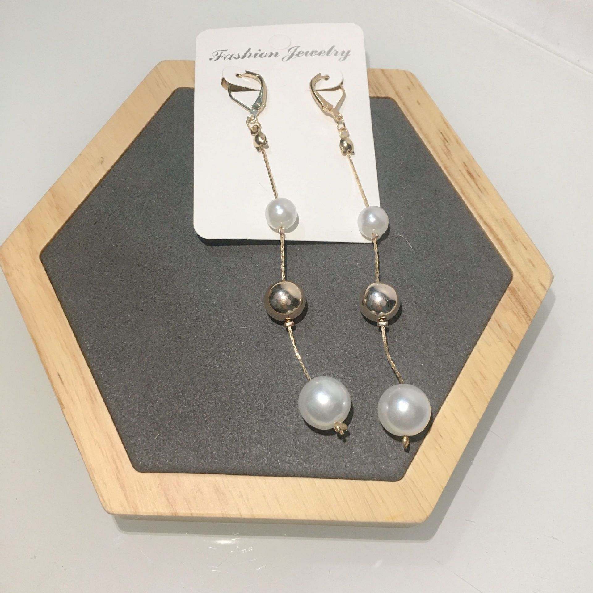 Original design slimming face slimming super fairy-like earrings, long and elegant pearl earrings, Korean Internet celebrity's unique and simple stud earrings for women full figure