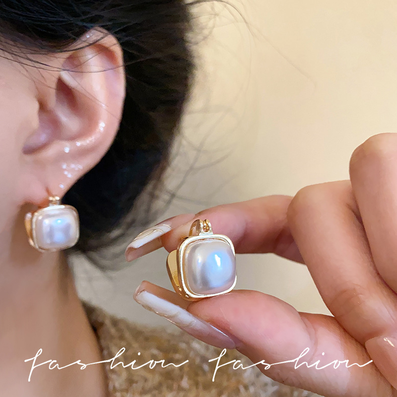 Pearl ear buckles exude a feminine charm. The simple white stud earrings feature a niche design, exuding a light luxury, individual, fashionable and high-end feel full figure