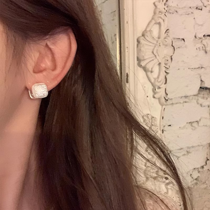 Korean inS-style fine sparkling cube sugar pearl earrings, women's light luxury high-end earrings, unique double-sided ear buckles and stud earrings Application Scenario