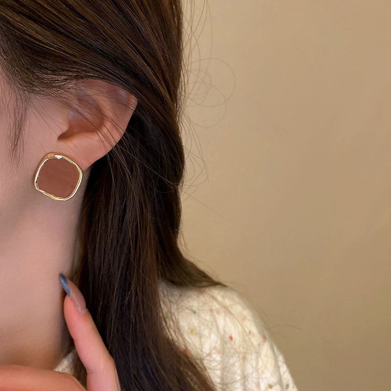 The S925 silver-needle French retro oil-dropping stud earrings are versatile, with a gentle texture and a feminine Hong Kong style. They are square and exude a soft and simple charm Specification drawing