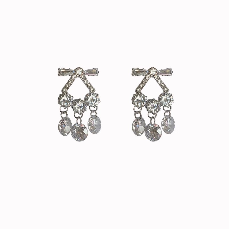 Gentle and sweet ~ Exquisite and heavy craftsmanship, micro-inlaid with sparkling diamonds and tassel earrings, feminine charm, slimming, unique and fashionable earrings Item Picture