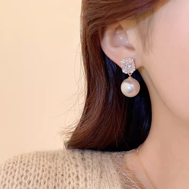 Zircon pearl stud earrings, a new 2025 bestseller for women, feature a light luxury and niche design, exuding a sense of high-end French style details Picture