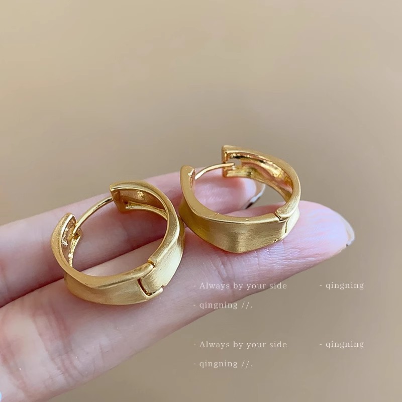 Retro metal brushed matte circle earrings, women's light luxury and fashionable daily commuting stud earrings, high-end and simple earrings Application Scenario