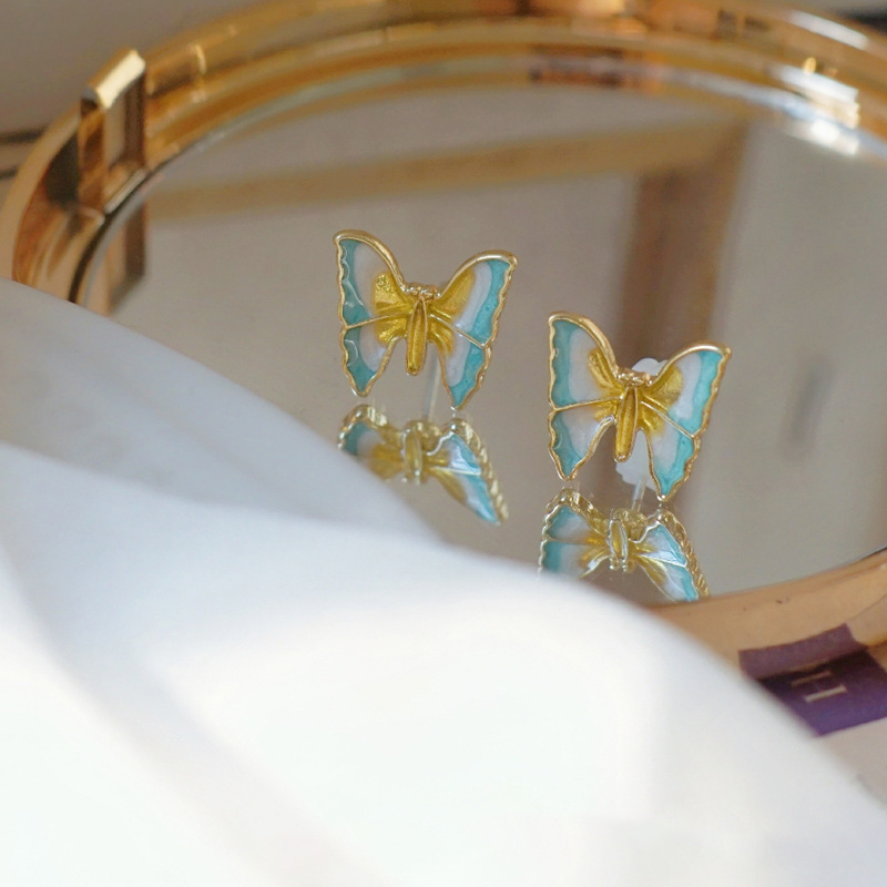 This trendy and fresh butterfly stud earring is a unique, trendy and versatile earring from Japan and South Korea, a stylish and elegant accessory Application Scenario