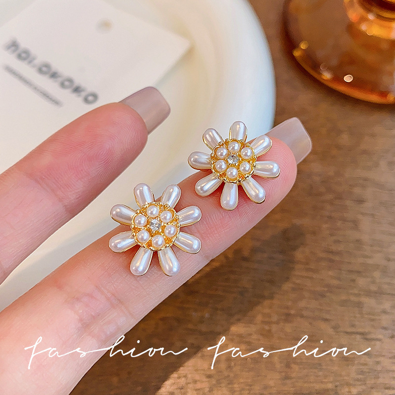 The 2025 new trendy and stylish floral stud earrings are a niche design for women, exuding a sense of high-end and light luxury, featuring fireworks and pearl earrings full figure