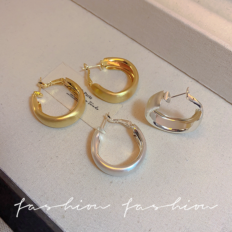 High-end, light luxury metal, European and American circle, retro Hong Kong-style wide-rimmed earrings, women's geometric shape, elegant silver needle earrings Application Scenario