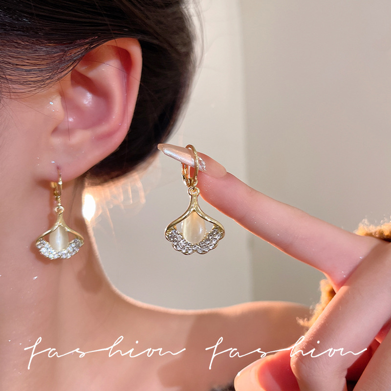 Cat's eye stone ginkgo leaf earrings, high-end and light luxury style earrings, women's niche design, autumn and winter ear buckles and earrings, trendy full figure