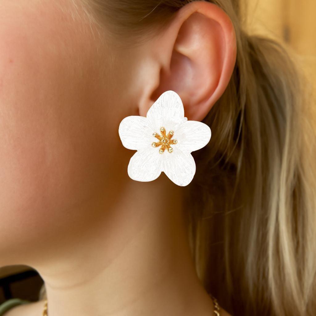 Cross-border fashion bestsellers: White flower stud earrings, European and American personalized and trendy double-layer flower stud earrings, simple and elegant Specification drawing