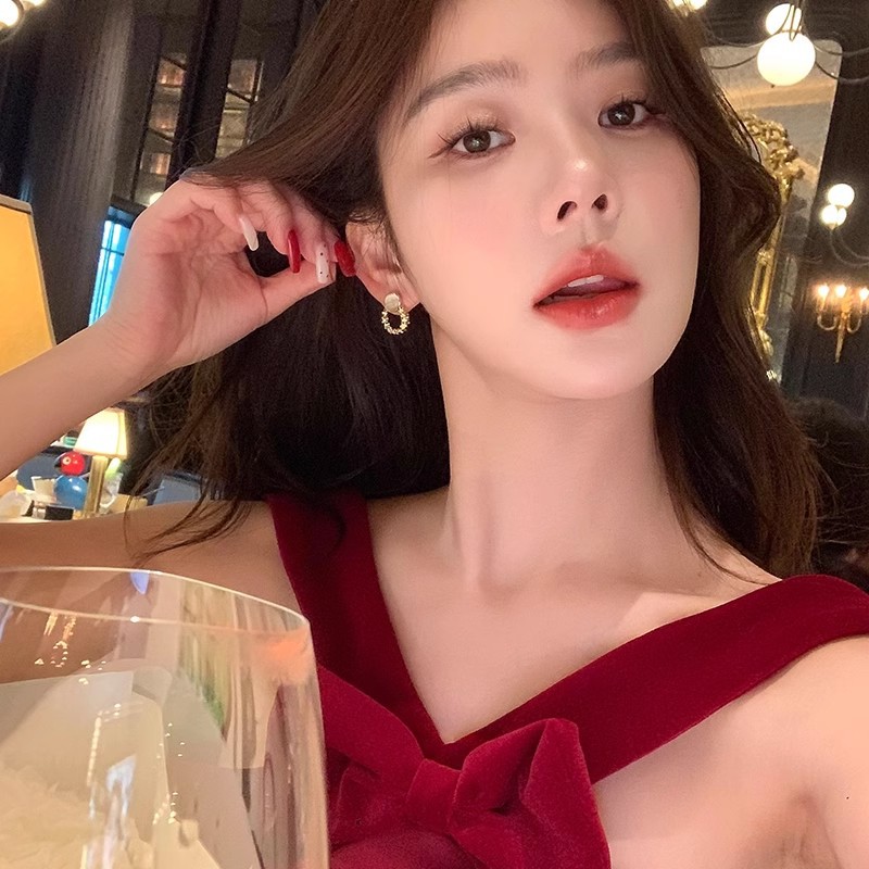 The sparkling cat's eye stone and silver geometric earrings exude a sense of feminine elegance and charm. They are Hong Kong-style retro and fashionable stud earrings full figure