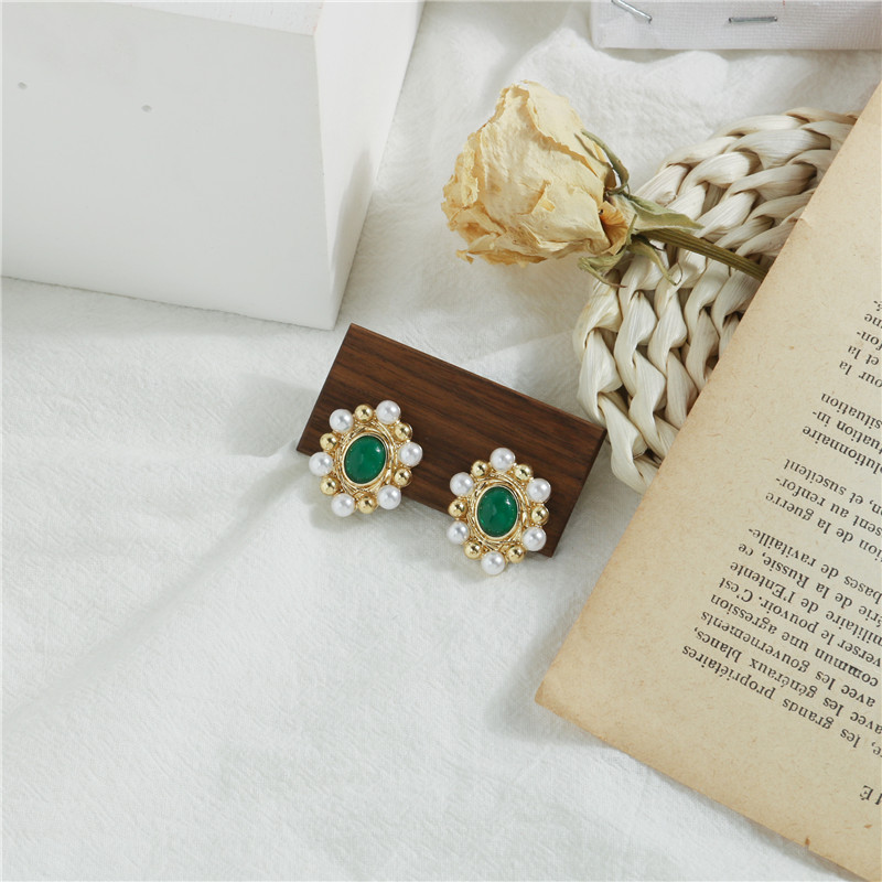French retro court green cat's eye stone earrings 925 silver needle wholesale, elegant Hong Kong-style circle pearl stud earrings Application Scenario