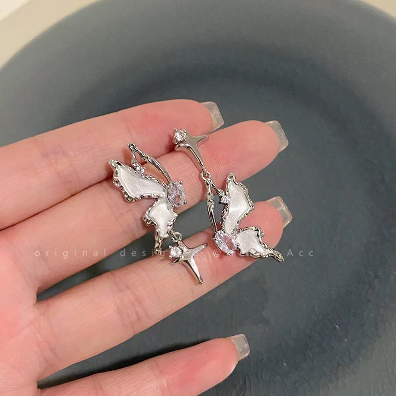 Silver asymmetrical butterfly earrings, with a unique and exquisite design, are sweet and cool. They are small and light luxury earrings that accentuate the face details Picture