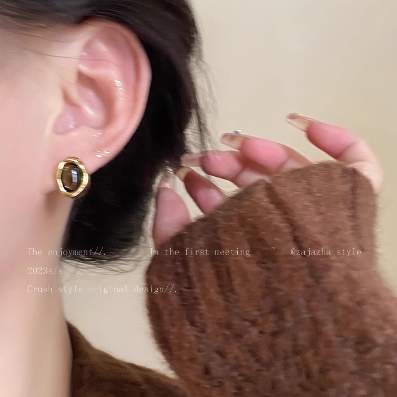 Round tiger's eye stone Maillard stud earrings for women, a retro and elegant earpiece with a unique and high-end feel for autumn and winter Application Scenario