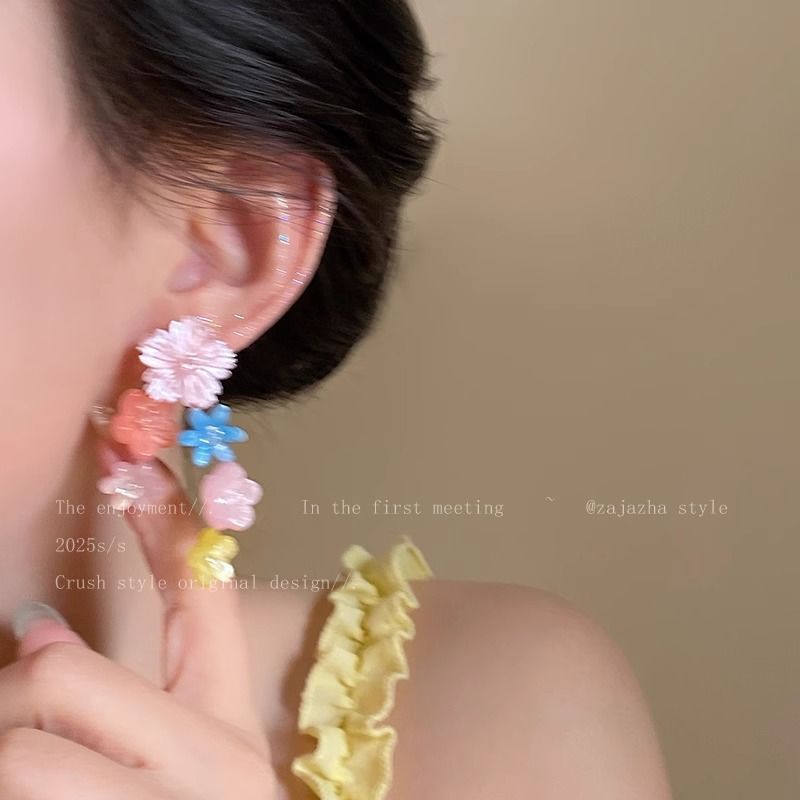Dopamine flower stud earrings for women, unique, beautiful and sweet contrasting color earrings, light luxury color exaggerated forest-themed tassel earrings Application Scenario