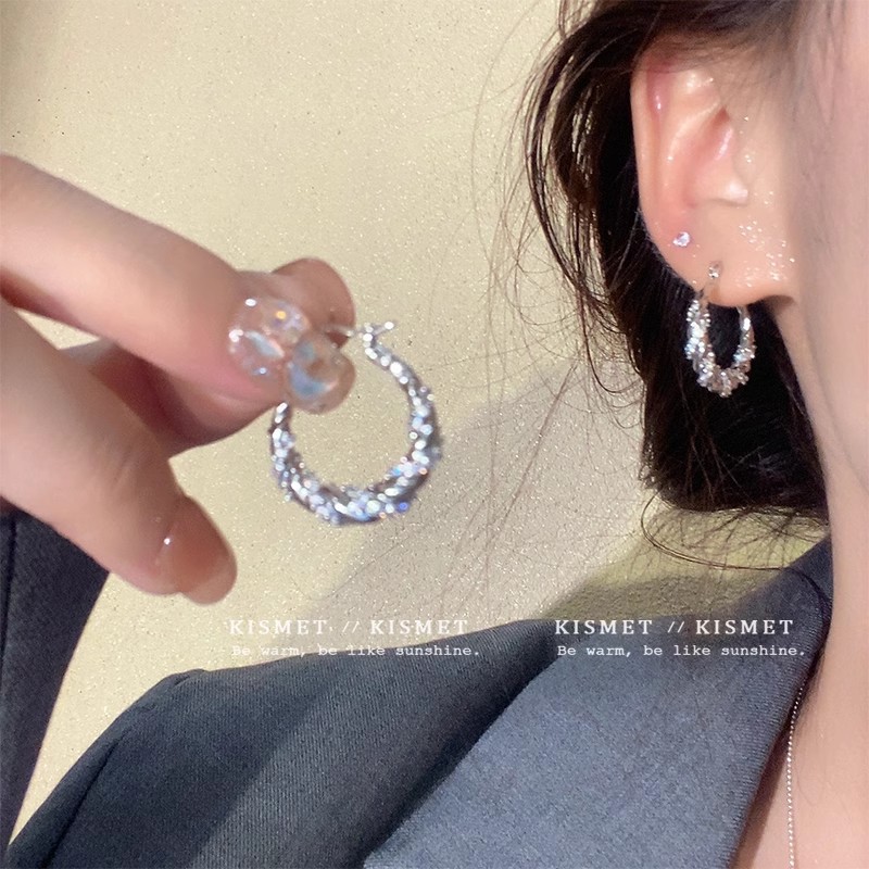 French retro high-end wrapped earrings, women's light luxury, niche and unique stud earrings, fashionable and versatile geometric style earrings full figure
