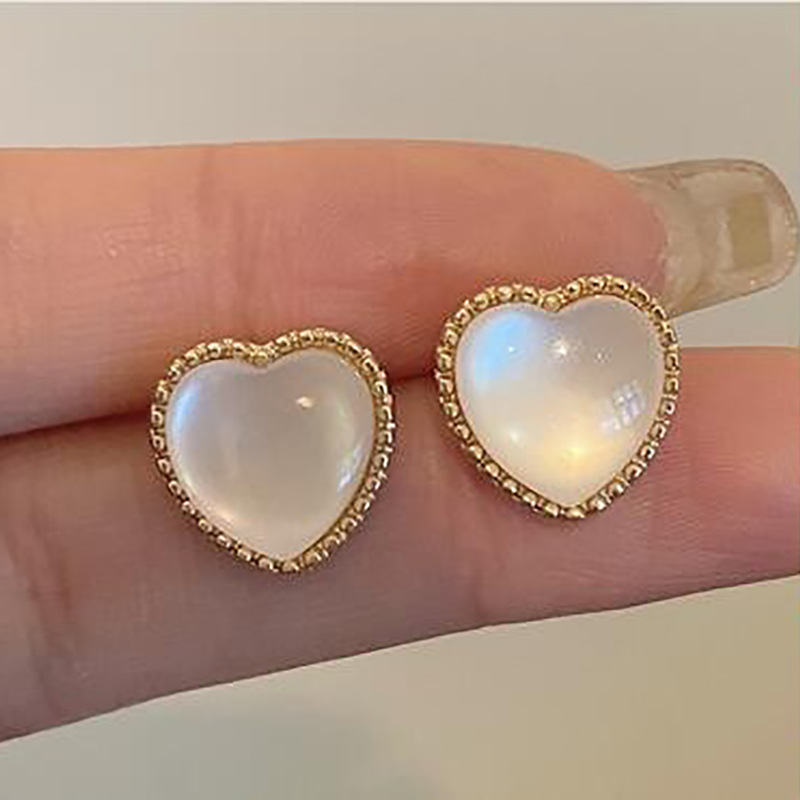 shopee earrings are creative, simple and elegant. White heart-shaped earrings are small, exquisite and high-end. Wholesale heart-shaped stud earrings full figure
