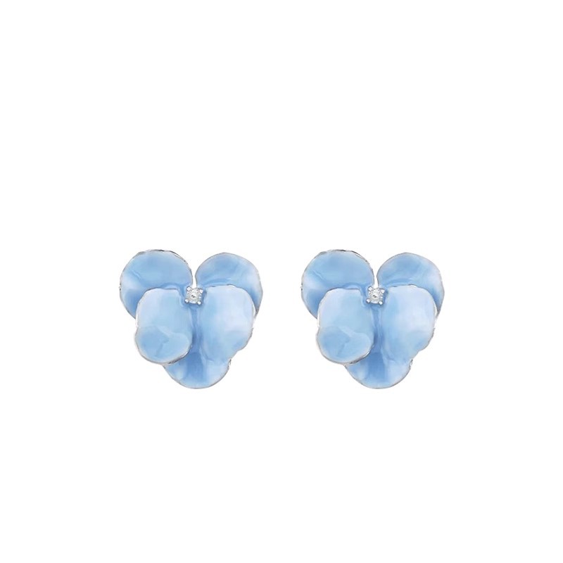 The real thing is extremely beautiful! The flower earrings have a niche design sense and a high-end feel. The retro petal stud earrings are a unique and light luxury accessory for women Item Picture