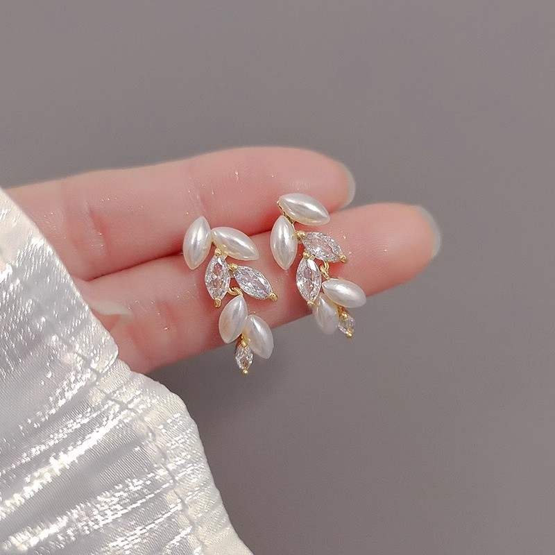 The light luxury and high-end leaf tassel stud earrings are a bestseller for women. The zircon pearl is exquisite and niche, with a unique and versatile design details Picture