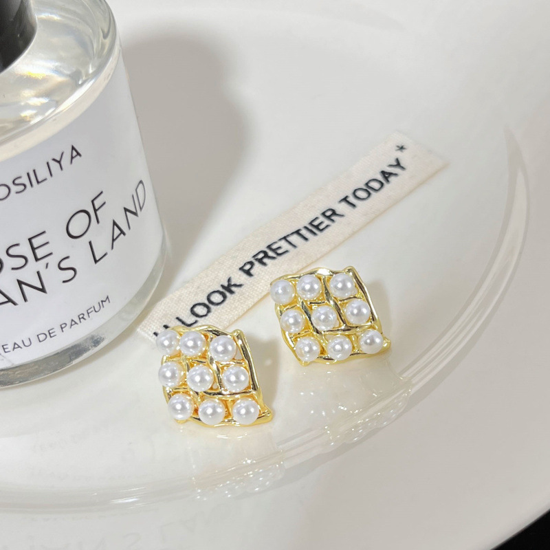 Irregular metal pearl stud earrings for women, a light luxury, niche and high-end look. New fashion silver needle earrings for 2024 details Picture