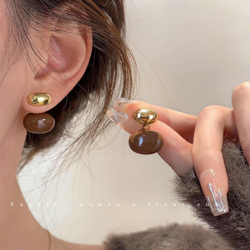 Maillard coffee-colored front and back bean earrings for autumn and winter, feminine stud earrings, 2025 new bestsellers, high-end earrings full figure