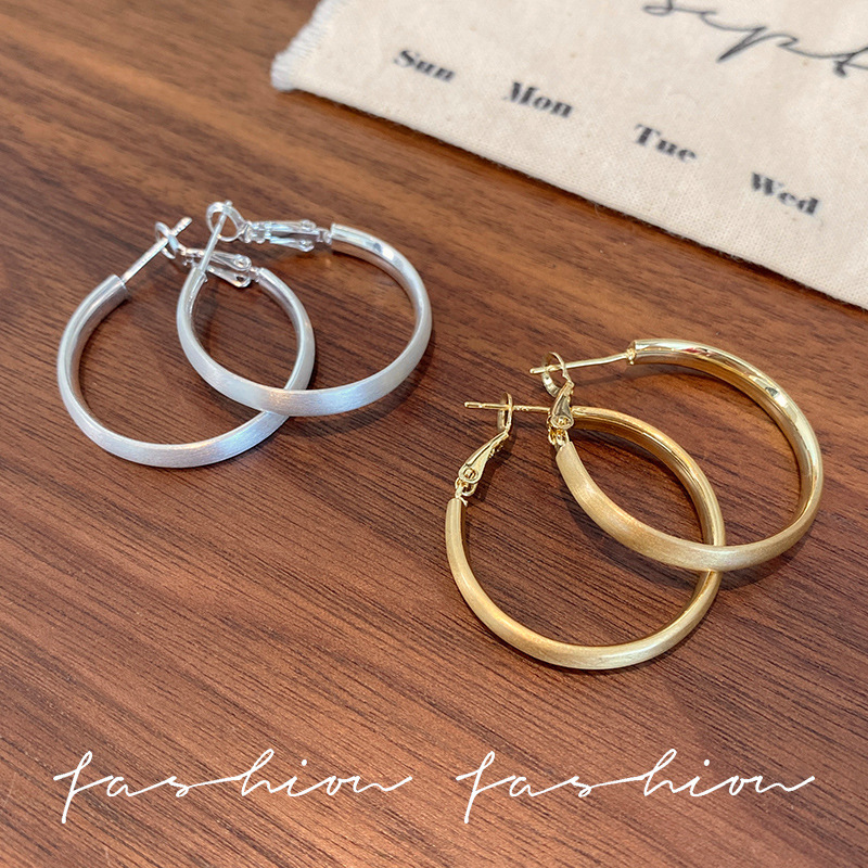 In 2025, the new and popular European and American brushed round wide-rimmed earrings exude a feminine charm with a matte finish and large ring earrings Specification drawing