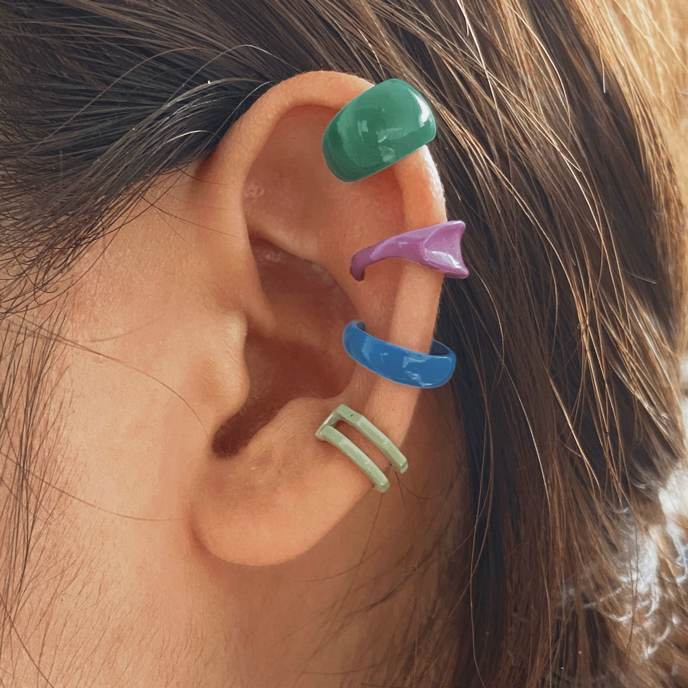 The design sense ear bone clips are simple and stylish, with an ins girlish vibe. They are layered with colorful lacquered ear clips without ear holes, and are forest-style earrings full figure