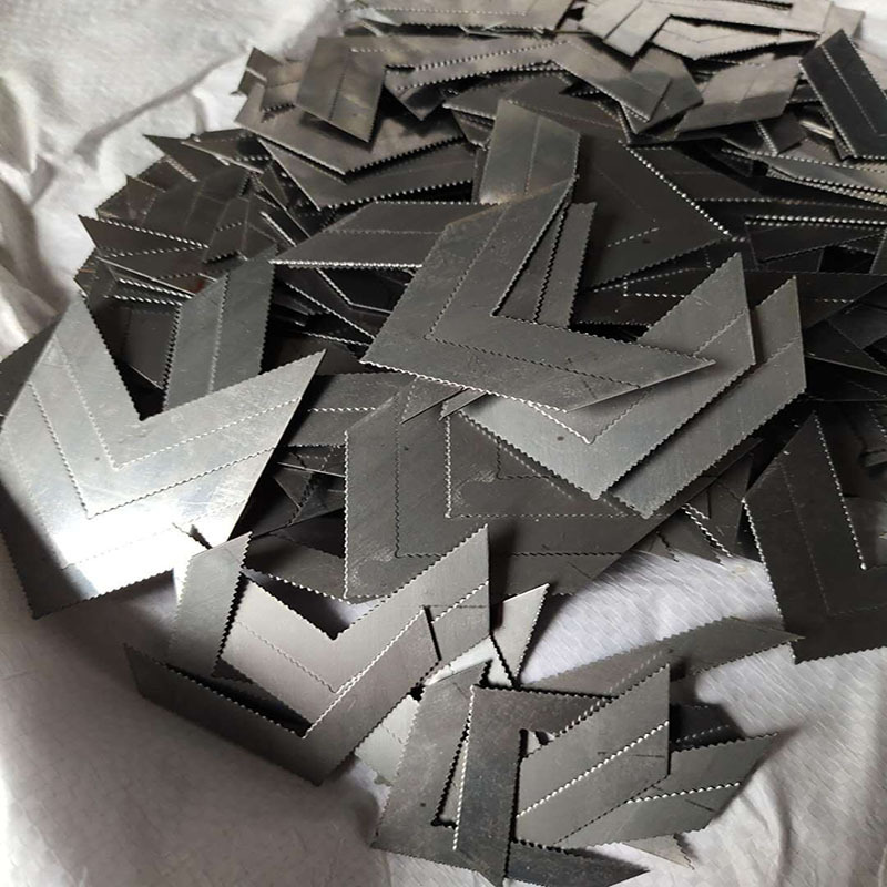 The positive and negative corner serrated iron sheet positive and negative corner planer blade is detachable. The positive and negative corner blades are specially designed for flat planers Application Scenario