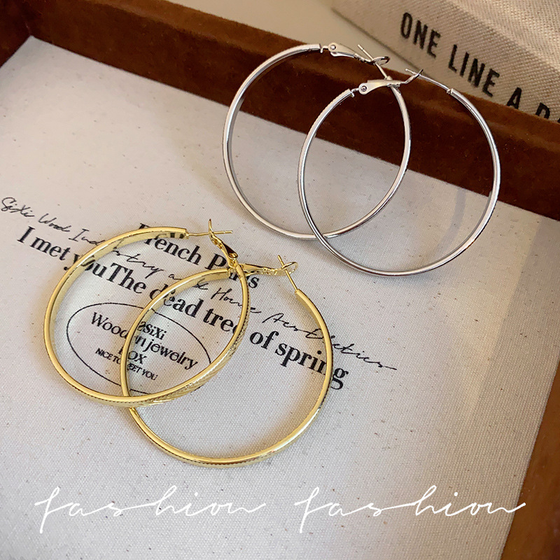 High-end, elegant, minimalist metal earrings ring, retro exaggerated earrings, European and American simple and cold style earrings ring Application Scenario