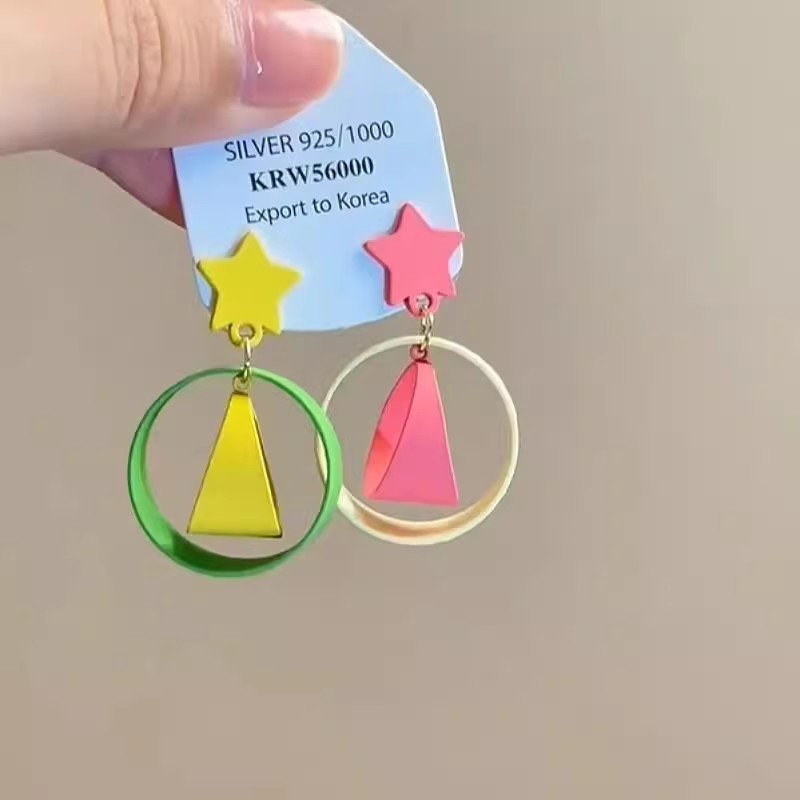 Contrasting color star circle asymmetrical earrings for women, fashionable and elegant, fresh and delicate stud earrings, vacation style, niche and elegant earrings Application Scenario