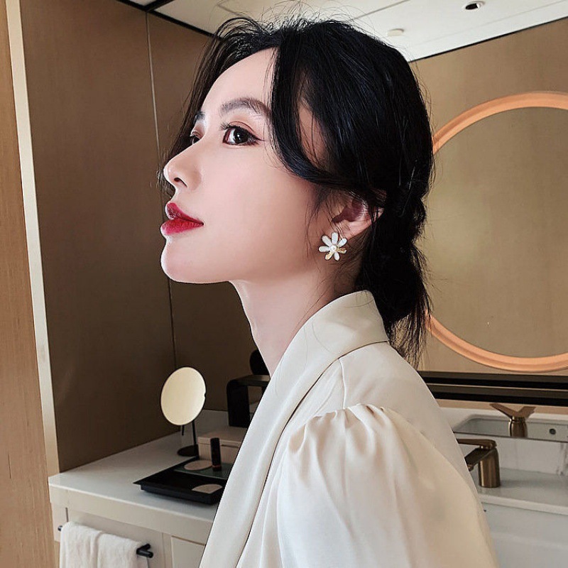 S925 Silver Needle high-end earrings, Daisy Oil Drop petal pearl Stud earrings, new trendy women's earrings, the same style as the Internet celebrity details Picture
