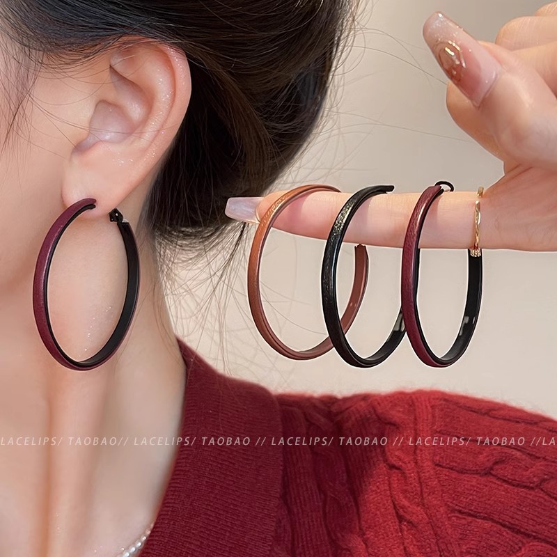 Hong Kong-style retro leather large ear rings for women 2025 new bestsellers autumn and winter, high-end ear studs, unique earrings and earrings full figure
