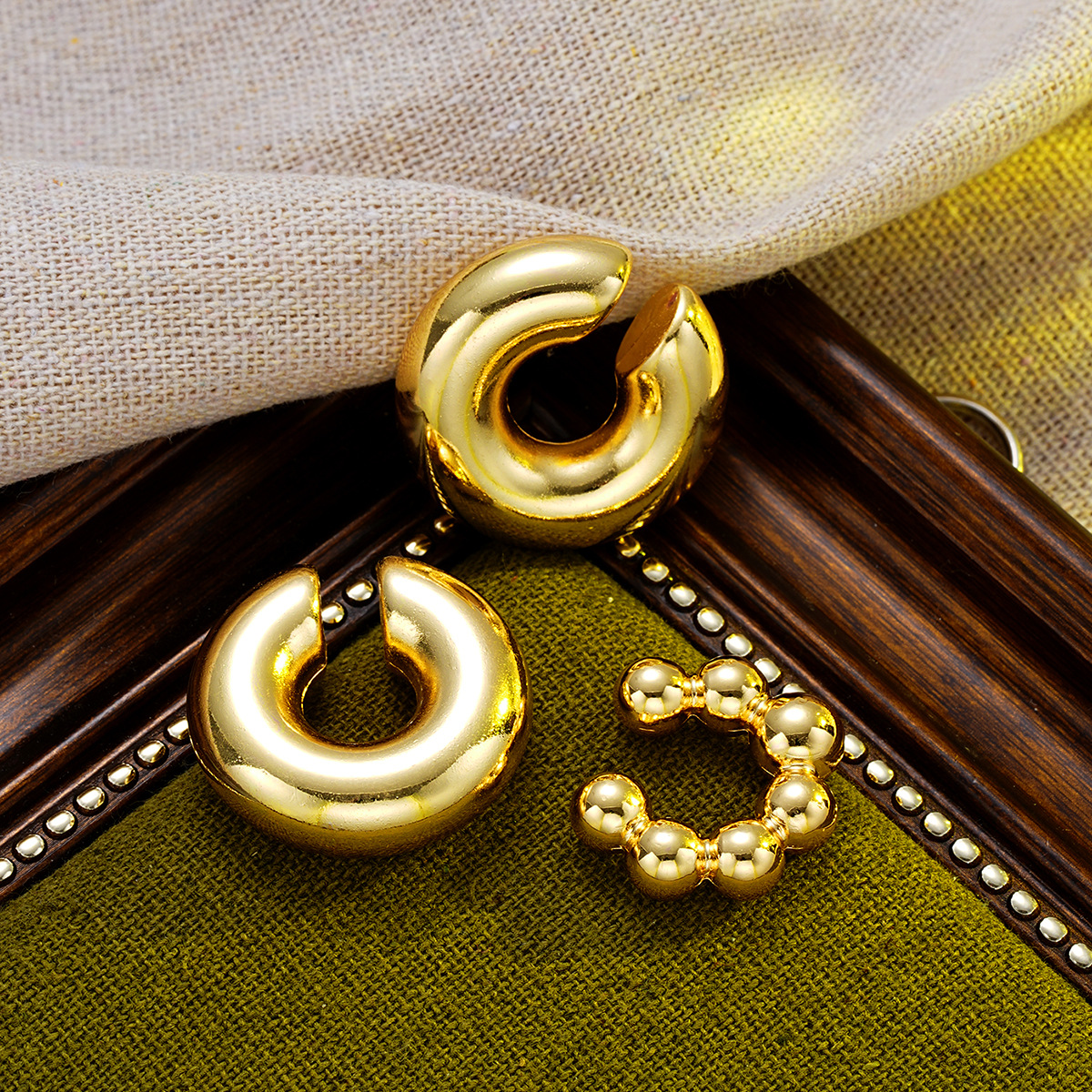 Wholesale of new high-end and exquisite earrings for cross-border trade from Europe and America. 3-piece set of gold niche women's round bead C-shaped earrings Application Scenario