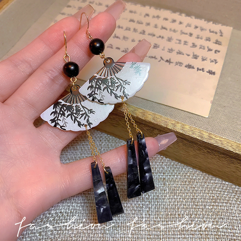 New Chinese-style retro traditional Chinese ink wash fan-shaped tassel earrings, elegant earrings, new high-end, personalized and fashionable earrings full figure