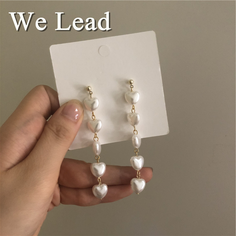 The manufacturer sells long heart-shaped Korean-style tassel earrings with white heart-shaped pearl tassel earrings and elegant bows Application Scenario