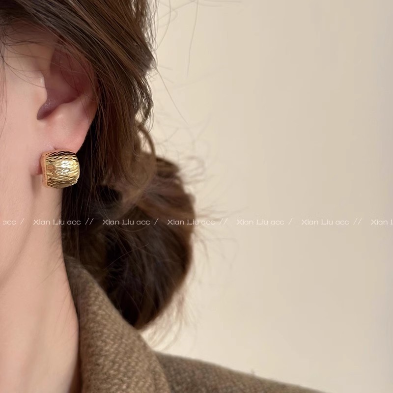 ccb steel needle light luxury, niche and high-end metal earrings, women's golden retro stud earrings, unique and elegant earrings Specification drawing