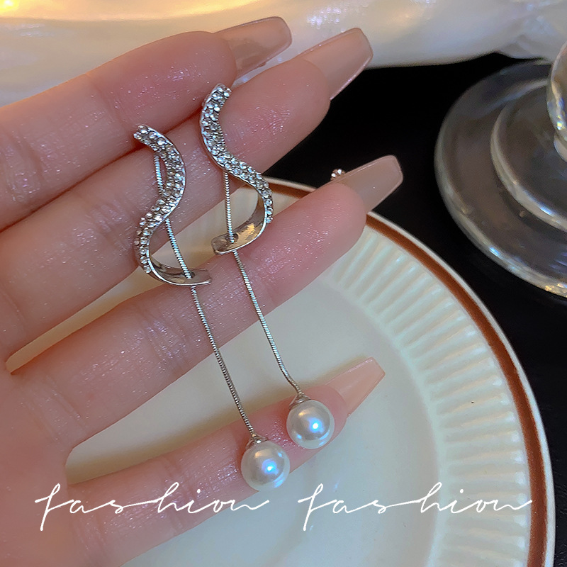 Korean diamond-encrusted arc-shaped pearl stud earrings, silver needles, cold style earrings, trendy and elegant ladylike earrings, niche earrings Specification drawing