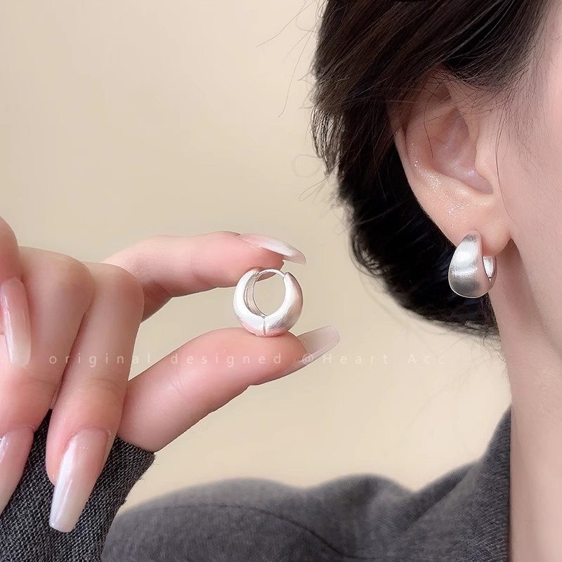 French brushed and frosted round ear buckles for women, light luxury, simple and high-end fashionable earrings, niche design, versatile earrings Specification drawing