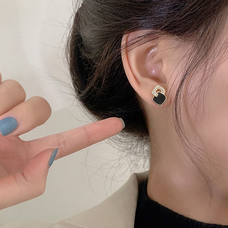 New trendy black stud earrings, the same style as the Internet celebrity, exude a feminine charm and a unique, high-end feel. A batch of stud earrings details Picture