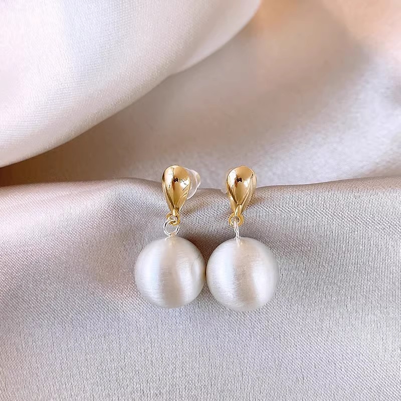 The unique and distinctive frosted brushed metal ball stud earrings are a new bestseller for autumn and winter in 2025, exuding a sense of light luxury and sophistication Specification drawing