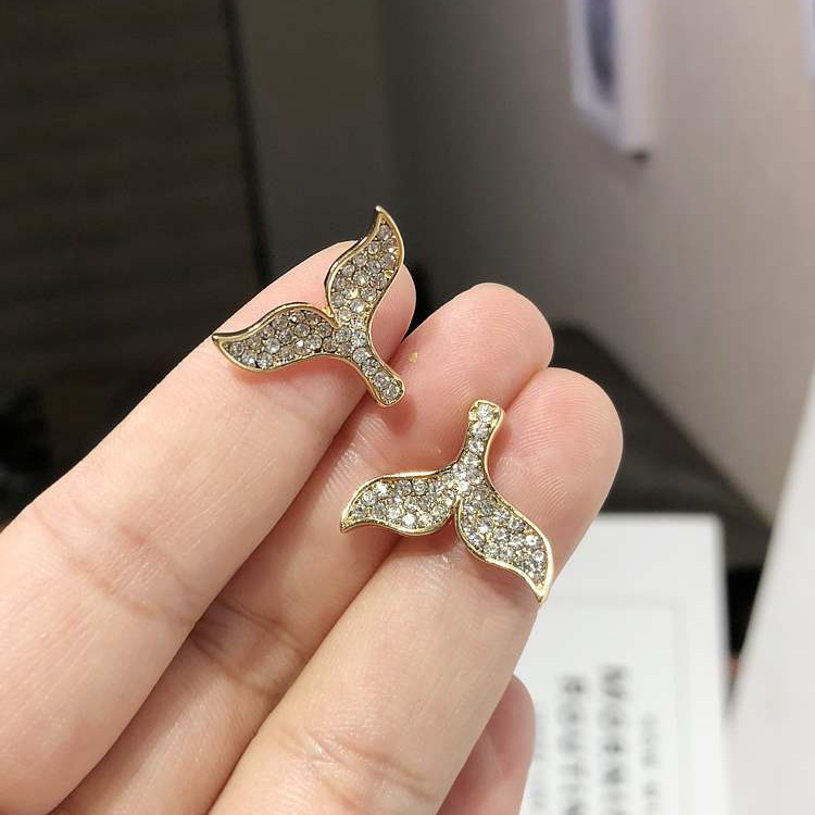 New trendy and stylish earrings with a simple and elegant style, full diamond fishtail stud earrings, and a unique and fashionable look for women full figure