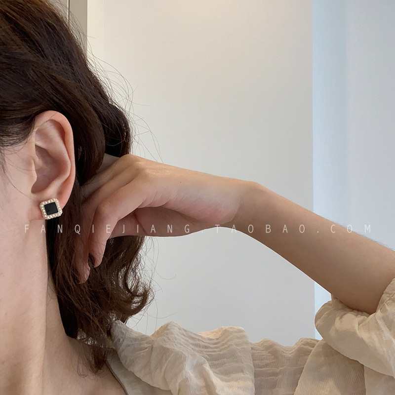 S925 Silver needle retro black oil-dripping square pearl stud earrings, women's light luxury style earrings, trendy and versatile, elegant earrings details Picture