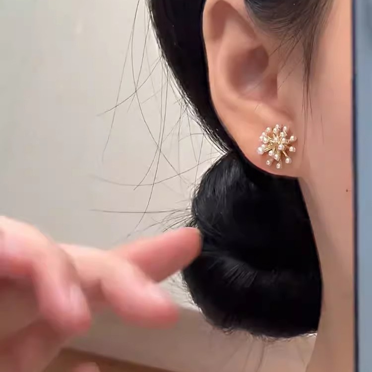 The delicate and exquisite firework pearl stud earrings exude a noble and elegant charm. They are fashionable, versatile, and exude a high-end feel. The trendy earrings are a hit among Internet celebrities details Picture