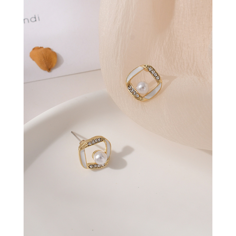 S925 Silver Needle Gentle and Elegant Pearl earrings for women, white diamond-encrusted geometric design ear clips and earrings Application Scenario