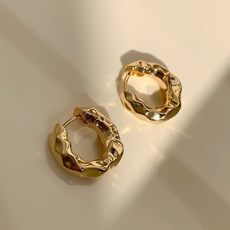 Metal textured small circle earrings, women's light luxury, niche design sense, high-end fashion, retro stud earrings and accessories Application Scenario