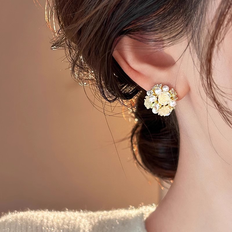 Silver needle micro-inlaid pearl camellia stud earrings for women, high-end, light luxury, versatile earrings, exquisite, unique and stunning earrings Specification drawing